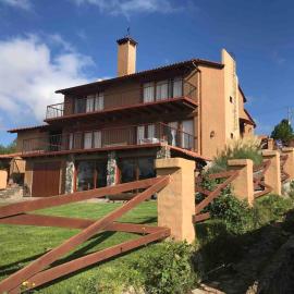 Luxurious Cabin Retreat in Tapalpa 4 Bedrooms 6 Bathrooms, hotel em Tapalpa