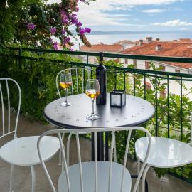 Apartments Leut 80m from the Sea, מלון בפודגורה