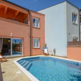 Holiday house with swimming pool Iva, hotell i Marčana