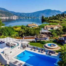 Boat Villa، فندق في Yenion