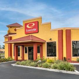 Econo Lodge Inn & Suites Maingate Central، فندق في كيسيمي