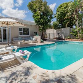 Sea Breeze Guest House, hotel u gradu 'Bloubergstrand'