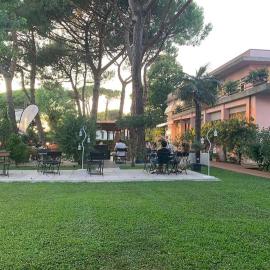Hotel Storyville Business & Holiday，欽克亞勒的飯店