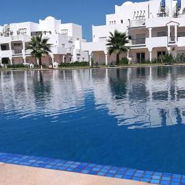 2 Bed Flat - Sleeps 5 - Pets - Pool - Parking