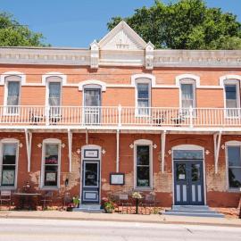 The Burlington Hotel & Bar - Alma WI, hotel a Alma