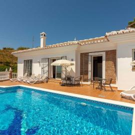 VILLA ANDALUCÍA: cerca de todo, intimidad y espacio, hotell sihtkohas Nerja