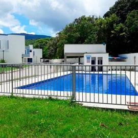 Hermosa Casa Vacacional con Piscina a 15 mins de Girardot o Melgar، فندق في Nilo