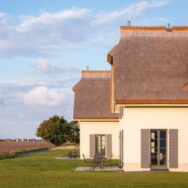Reetland am Meer - Premium Reetdachvilla mit 3 Schlafzimmern, Sauna und Kamin E08, hotel em Dranske
