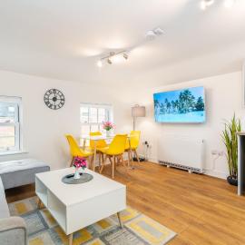 Town Center Apartment with 55” Smart TV+Netflix, Hotel in Andover