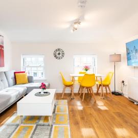 Town Centre - Sleeps 4 - Netflix - Smart TV's By Teza Homes Serviced Accommodations, hotel v mestu Andover