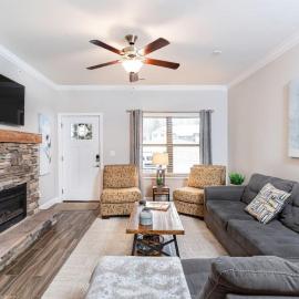 Gorgeous Cades Cove Condo with Community Pool, Hotel in Townsend