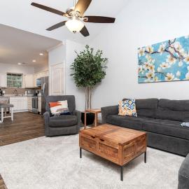 Elegant Cades Cove Condo with Community Pool, hotel in Townsend