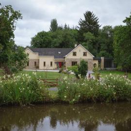 Canal bank house, hotel Bellanaboy városában