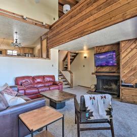 Warm Townhome w/ Sauna at Angel Fire Ski Lift: Angel Fire şehrinde bir otel