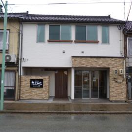 ホステルたつみや: Sado şehrinde bir otel