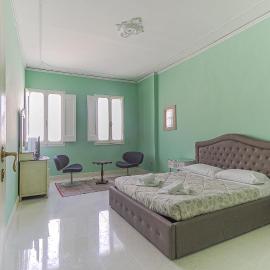 Spacious Three Bedroom Apartment On the Arno