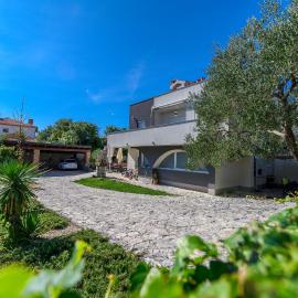 Apartments Maksim and Timon, hotel di Krk