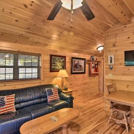 Cozy ‘Anchors Away’ Cabin Hideaway w/ Fire Pit!, Hotel in Parsons