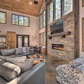 Broken Bow 'Lazy Dog Lodge' w/ Hot Tub, Pool Table