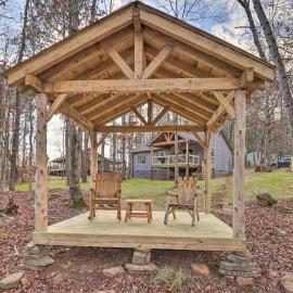 Creek-View Getaway w/ Deck, Yard, & Fire Pit!, hotel en Summerville