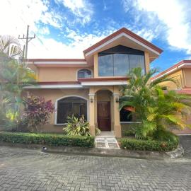 Family oriented house just steps to the beach, hotell sihtkohas Jacó