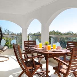 House of Paradise in front of the golf court-sea