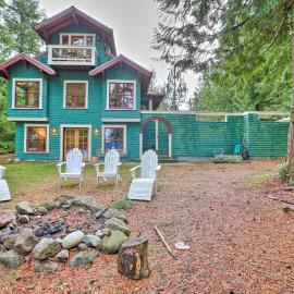 Lopez Island Hideaway w/ Coastal Views + Deck!