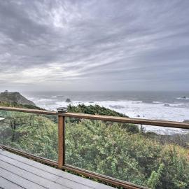 Serenity By The Sea - Chic Oceanfront Home w/ Deck, hotel in Brookings