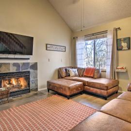 Manitou Springs Escape w/ A/C & Private Deck!, hotel in Manitou Springs