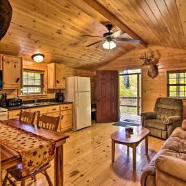 ‘Hooah’ Cabin Retreat w/ Grill & Step-Free Access, Hotel in Parsons