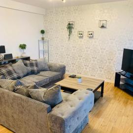 Modern 2 Bed Apartment, Close to Gla Airport & M8