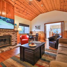 Happy Days! Downtown Guerneville! BBQ! Game Room!! Fast WiFi!! Dog Friendly!, hotel in Guerneville