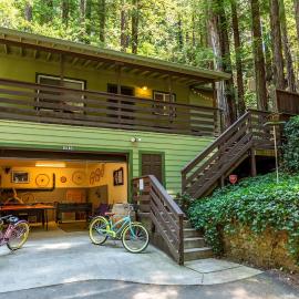 Vino Velo Retreat! Redwoods! Hot Tub!! Fire Table!! BBQ!! Game Room!! Fast WiFi!! Dog Friendly!!, hotel in Guerneville