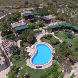 Ada Bacchus Hotel، فندق في بوزجادا