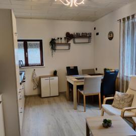Holiday Home in Quiet Beautiful Area With Two Separate, Modern, Furnished Apartments, hotel in Deutsch-Wagram