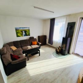 Großartige 3 Zimmer Ferienwohnung mit Kamin und Garten für 1-6 Personen, Hotel in Kaufbeuren