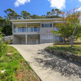 Eastern Views Beach House - Spacious Family Escape, hotel in Lakes Entrance