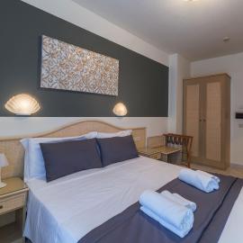 Hotel Airone، فندق في بيبيوني