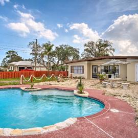 Cozy Melbourne Home w/ Deck & Pool: 5 Mi to Beach!, hotel en Melbourne