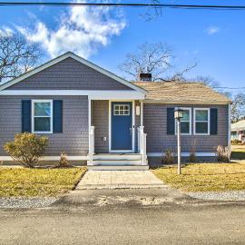 Walk to Shore: Updated Buzzards Bay Cottage!, hotel en Buzzards Bay