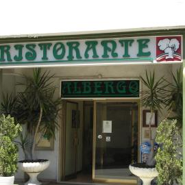 Albergo Tenda Verde, hotelli kohteessa Falconara Marittima