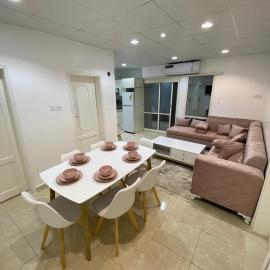 شقق شاطئ النخيل, hotel u gradu Umm Lajj