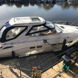 ENTIRE YACHT -LUXURY -TRANQUIL -RELAXING- PEACEFUL - ESCAPE -HEATED -2 Double bedrooms both en-suit -70sqm - sleeps up to 4 people - moored on our Private Island - nearby LEGOLAND THORPE PARK ASCOT RACES WENTWORTH LONDON Lapland UK NO Parties, ξενοδοχείο σε Egham