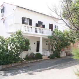 Holiday home in Silo - Insel Krk 26695، فندق في سيلو
