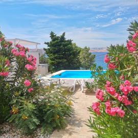 Beachfront Apartments Anita with Pool، فندق في كارلوباغ