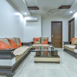 Hostmystay-3bhk Nehru place! Park