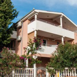 Apartments Milka, hotel in Dobra Voda