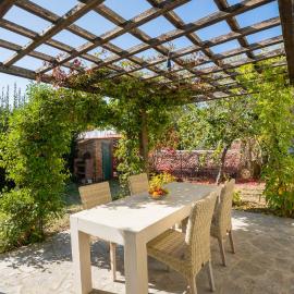 Casa con Giardino a 100 metri dal centro storico Con AC, hotelli kohteessa Lucignano