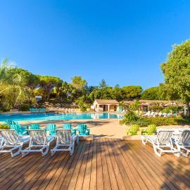 Chalets with kitchen outside at Camping Leï Suves - JoyCasa, hotel in Roquebrune-sur-Argens