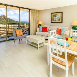 Waikiki Banyan condo - Diamond head & Ocean views with lanai & parking, hotel in Honolulu